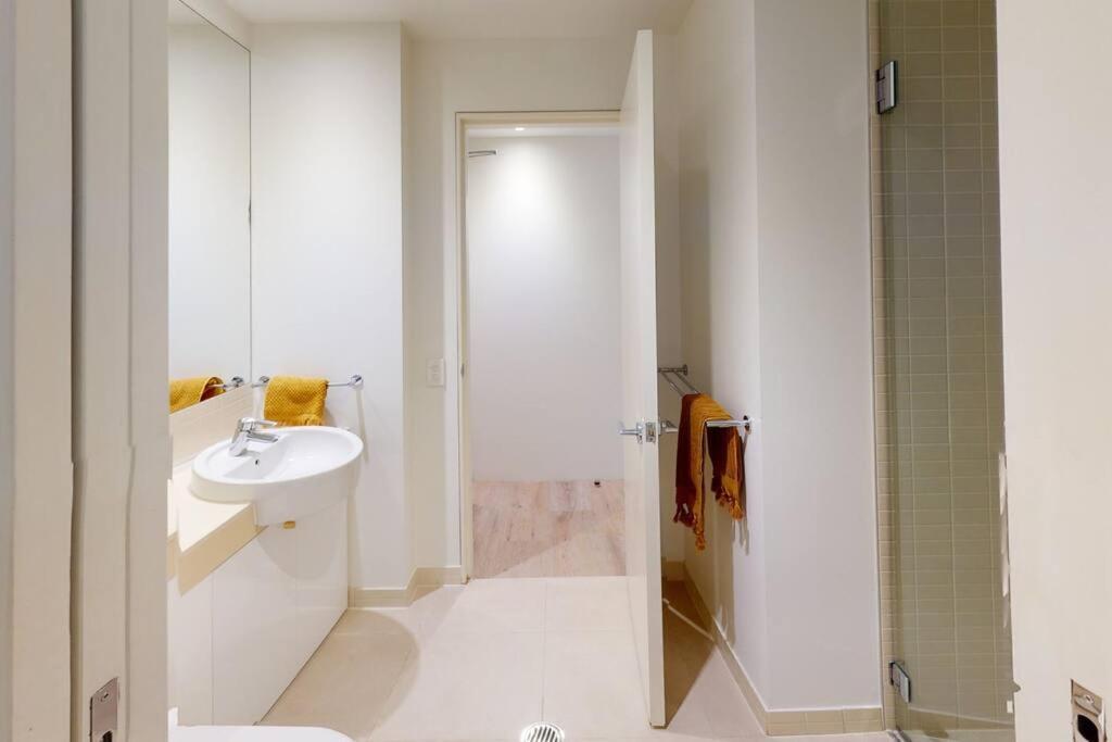 Apartment Stunning Waterfront In 5-star Complex Cairns