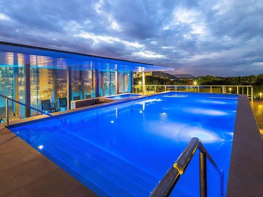 Stunning Waterfront In 5-star Complex Apartment Cairns