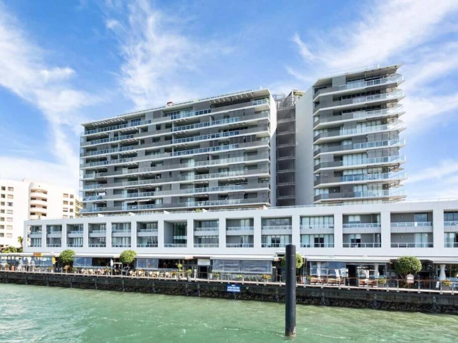 Apartment Stunning Waterfront In 5-star Complex