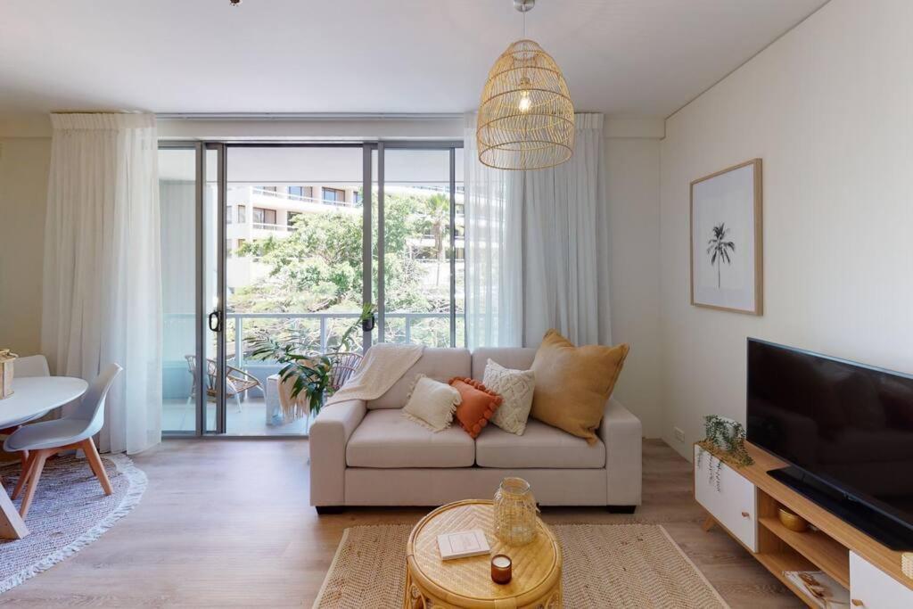 Apartment Stunning Waterfront In 5-star Complex Cairns