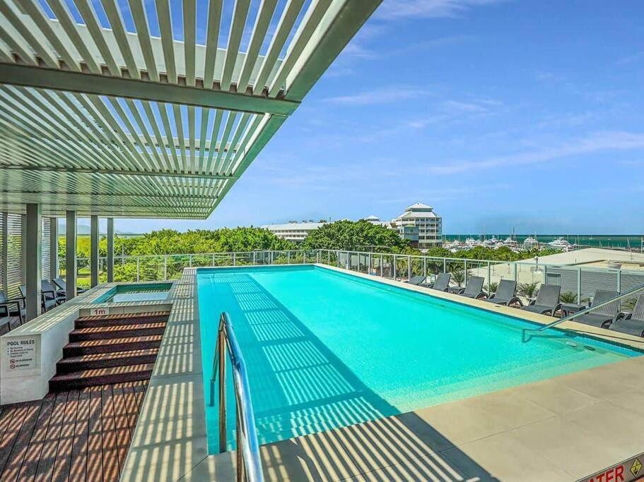 Apartment Stunning Waterfront In 5-star Complex Cairns