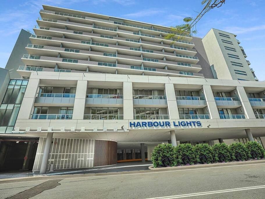 Stunning Waterfront In 5-star Complex Cairns